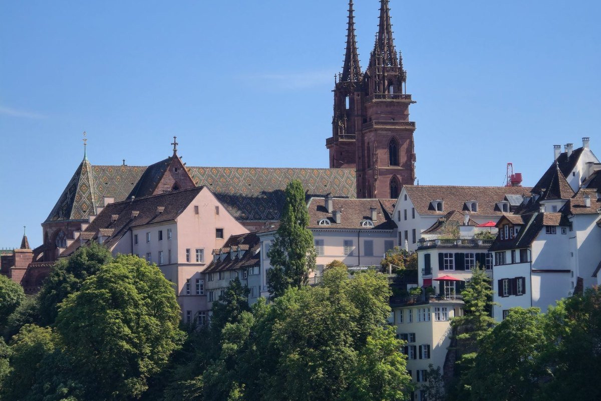 Das Basler Münster über der Altstadt am Rhein
