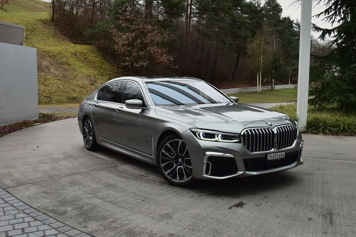 First Class: grey BMW 7 Series at a hotel entrance near Zurich Airport