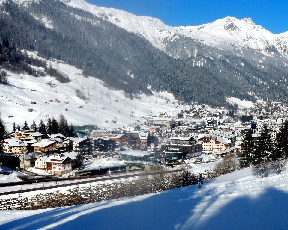 St. Anton am Arlberg in winter: the snowy village below the mountains