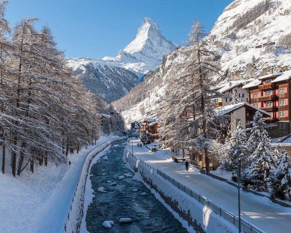 Zermatt im Winter: die Mattervispa, verschneite Lärchen und das Matterhorn
